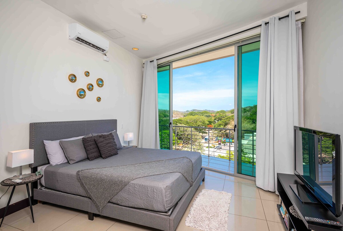 Брачен кревет (широк 150-179 см) со голема бања и гардероба. 