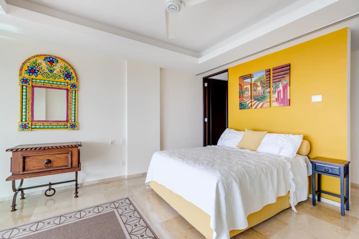Suite au deuxième étage (4e chambre) avec lit Queen Size, salle de bain complète, dressing, balcon privé et vue sur la baie et la ville de Puerto Vallarta. 