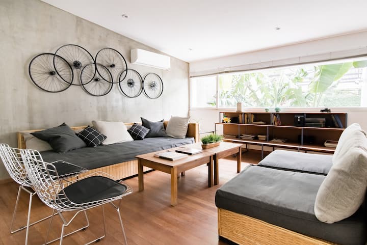 Four-bedroom house-style apartment in Palermo with garden