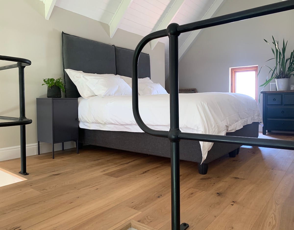 Надворешно поткровје - брачен кревет (широк 180-220 см) или два единечни кревета (