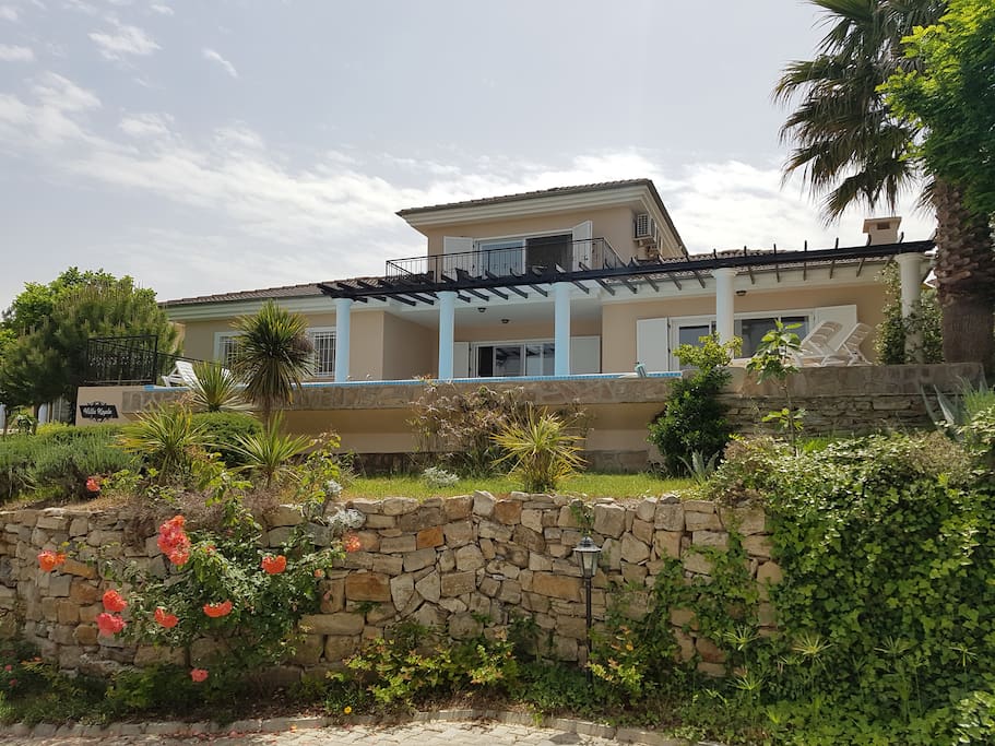 Front view Villa Kapla