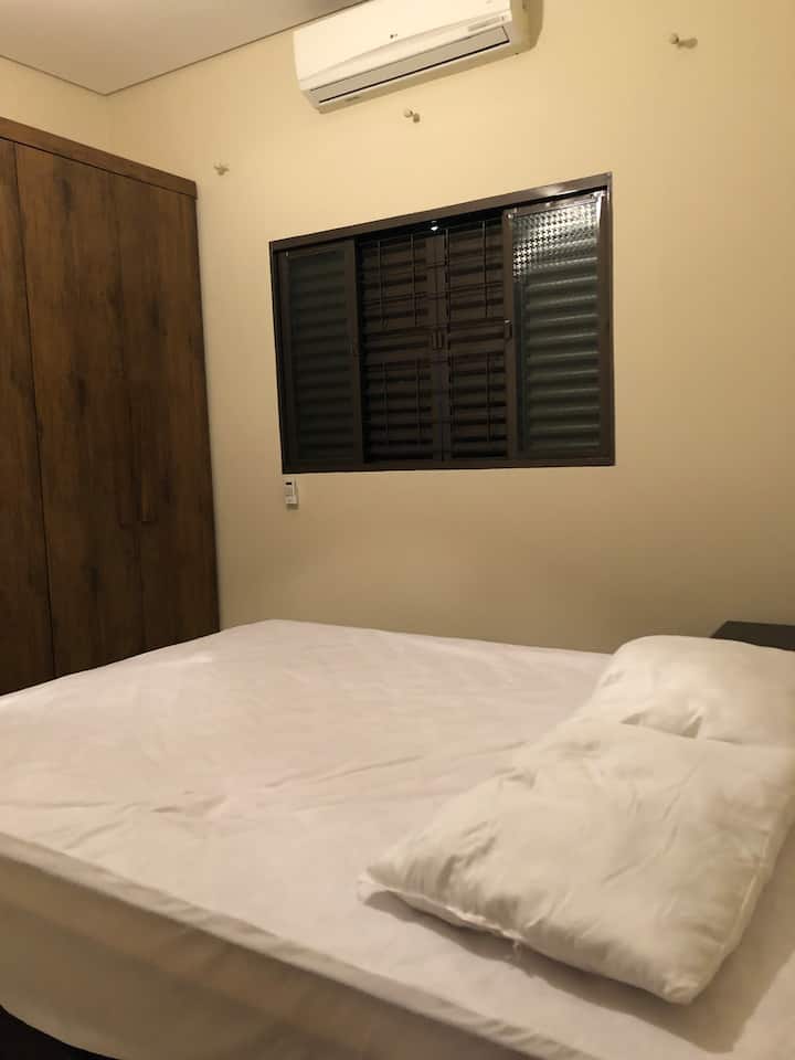 房间配有标准双人床、天花板风扇和空调。 带镜子的衣柜和鞋架。 
