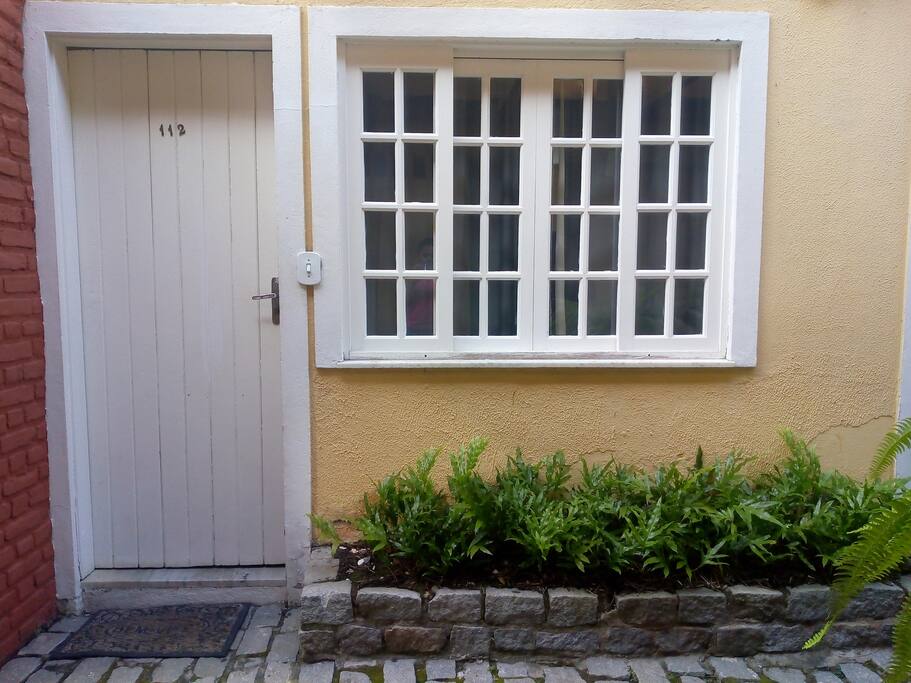 Apartamento duplex em condomínio fechado, super seguro no centro de Búzios.