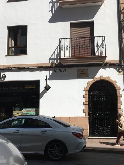 Entrada principal edificio Atenea, calle Jerez, 14