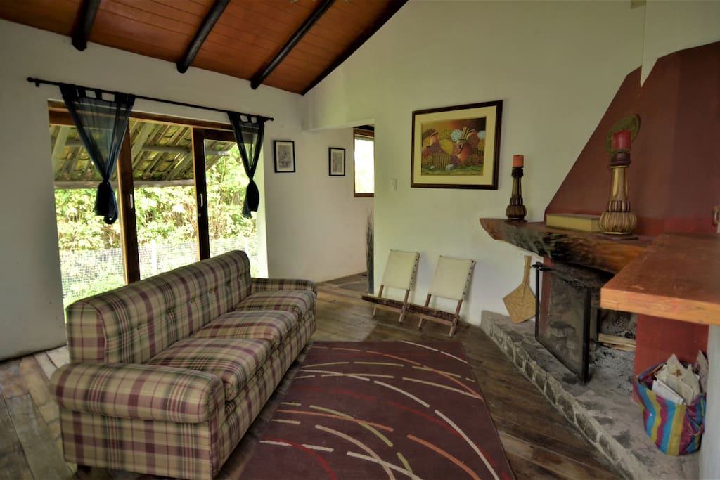Sala de estar con chimenea