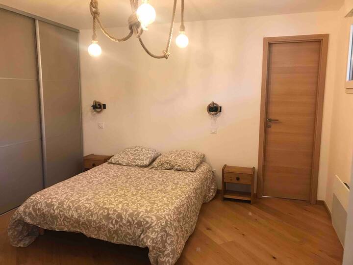 Kwenye kabati kuna mashuka ya kitanda cha sentimita 140. Hizi zitatolewa kuanzia usiku 3.