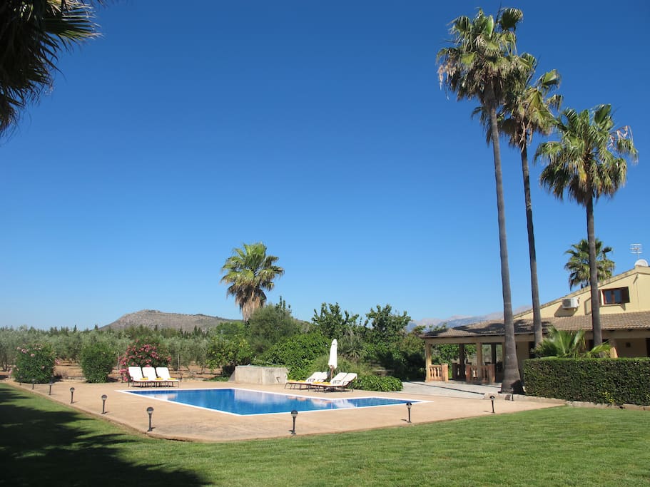 Jardín con piscina