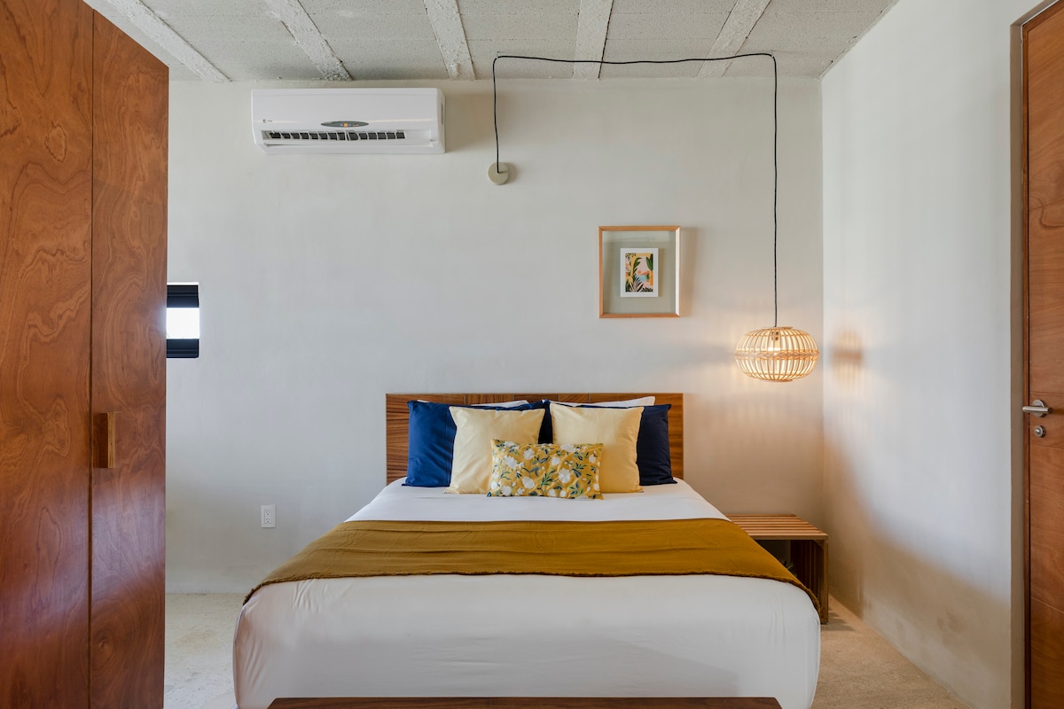 Queen size bed (1.50mx2.00m).