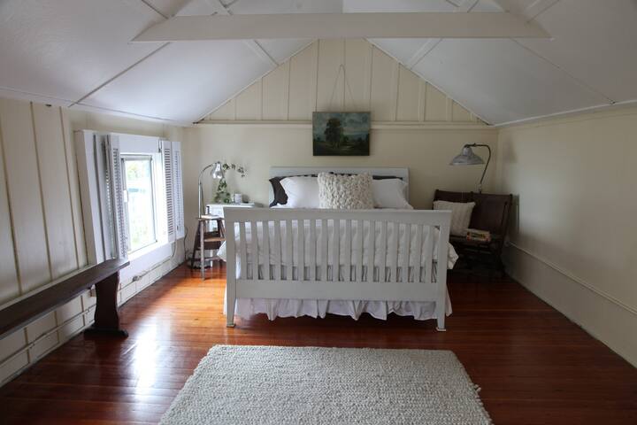 Upstairs bedroom w/ Belgian linen all white bedding & fluffy duvets