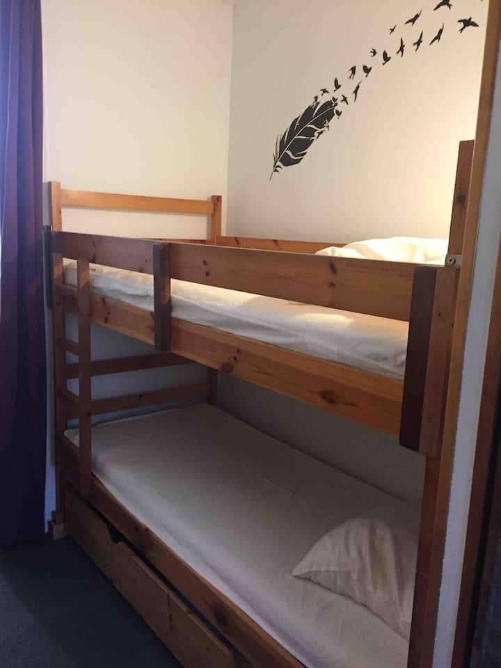 Zona de noche con camas superpuestas en alcove.