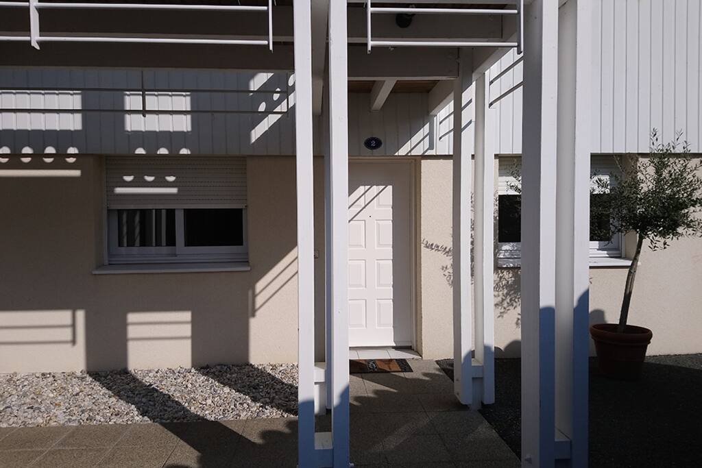 Entrée de l'appartement, rez de jardin