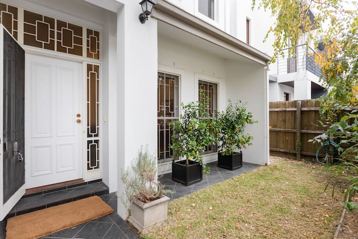 Gorgeous inner city family house in Prahran gallery image 3