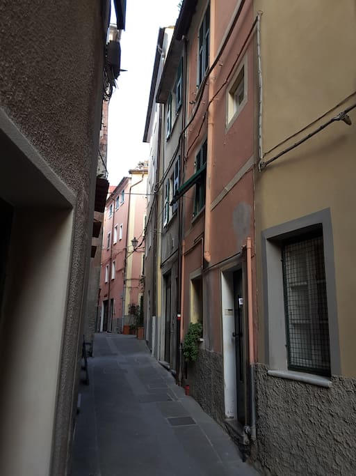 Via Tanca dove si trova la struttura