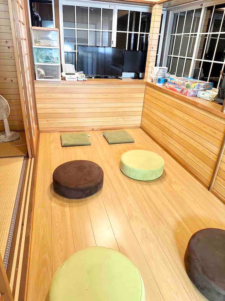 ここはゲームルーム♟️
いろんなゲームが楽しめます。昔懐かしいゲームもご用意していますので、大人でも子供でも楽しめるルームとなっております⭐️