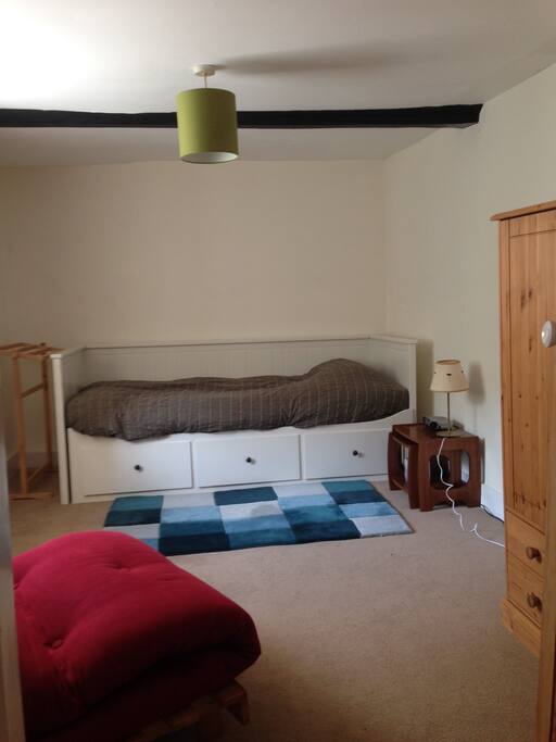 The single bed set up.