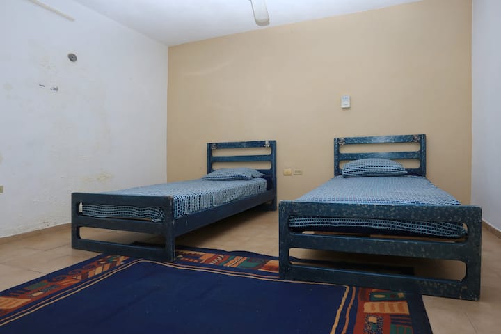 Dhomë lart nga kuzhina me 2 krevate tek, banjë dhe ajër të kondicionuar.
4 DHOMA GJUMI