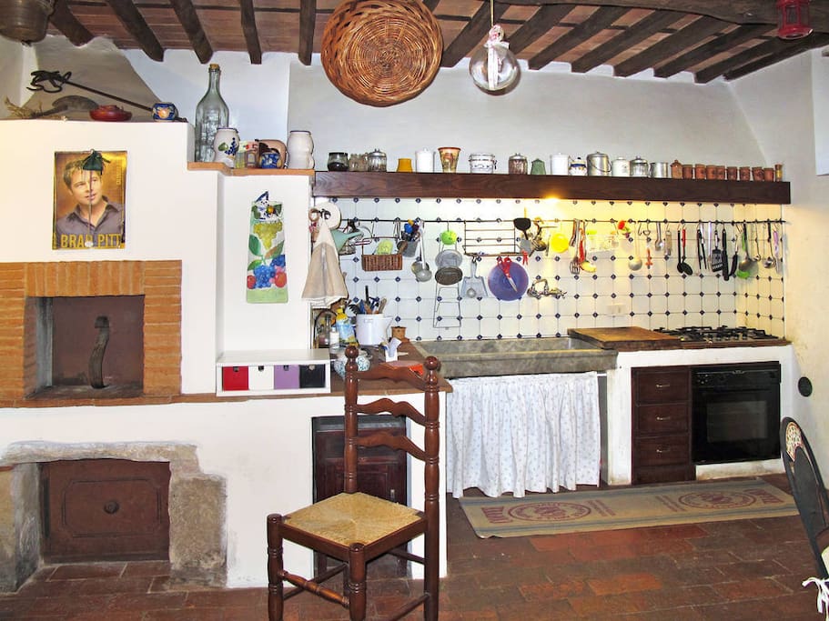una parte della cucina dove viene evidenziato il forno a legna