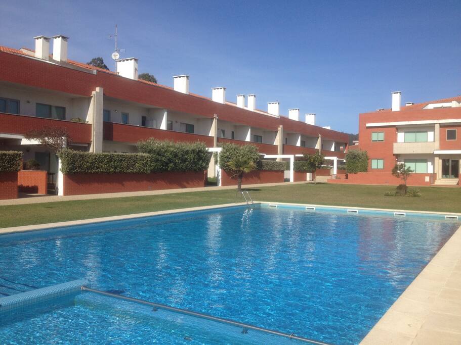 Piscina comum com zona de crianças
