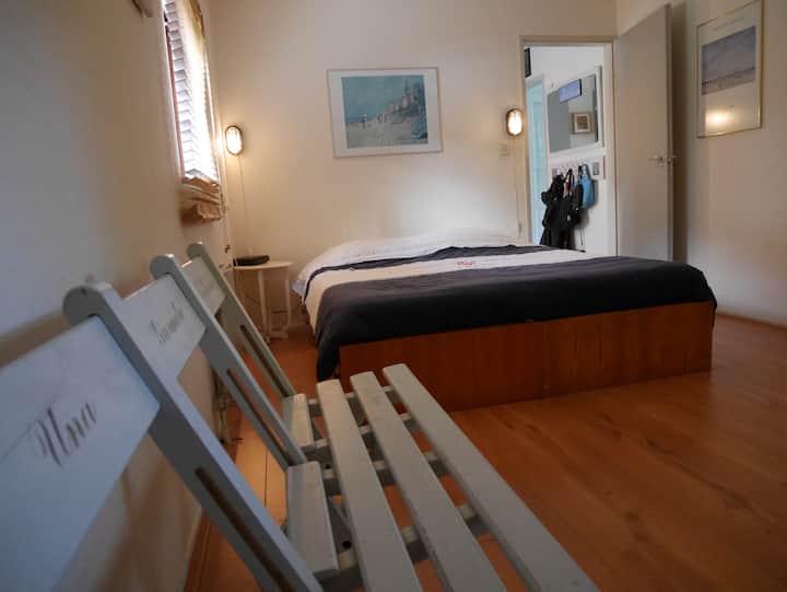 卧室1 -楼下加大双人床