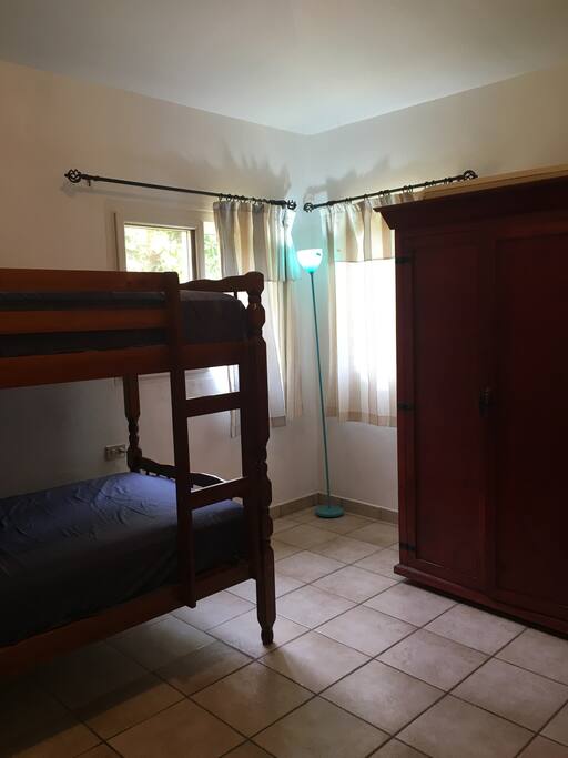 Habitación con dos juegos de camarotes y un colchón adicional: 4-5 personas.