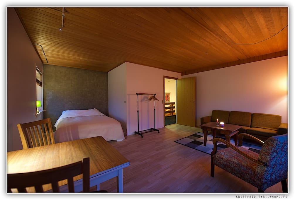 Undir Tyrli no 4 is fitted with a double bed (140x200), a sofa section, and a table with two chairs
