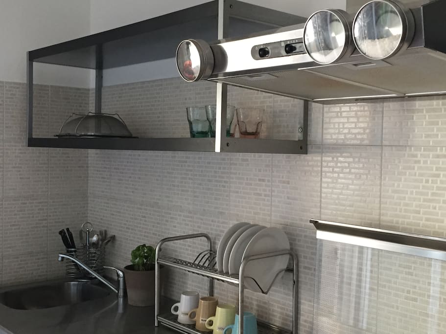 Cucina, il ripiano sopra al lavello con lo scolapasta