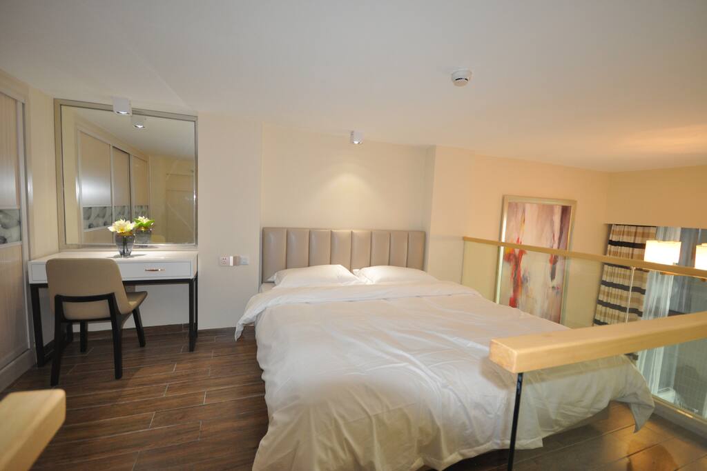 King size bed with high quality bedding