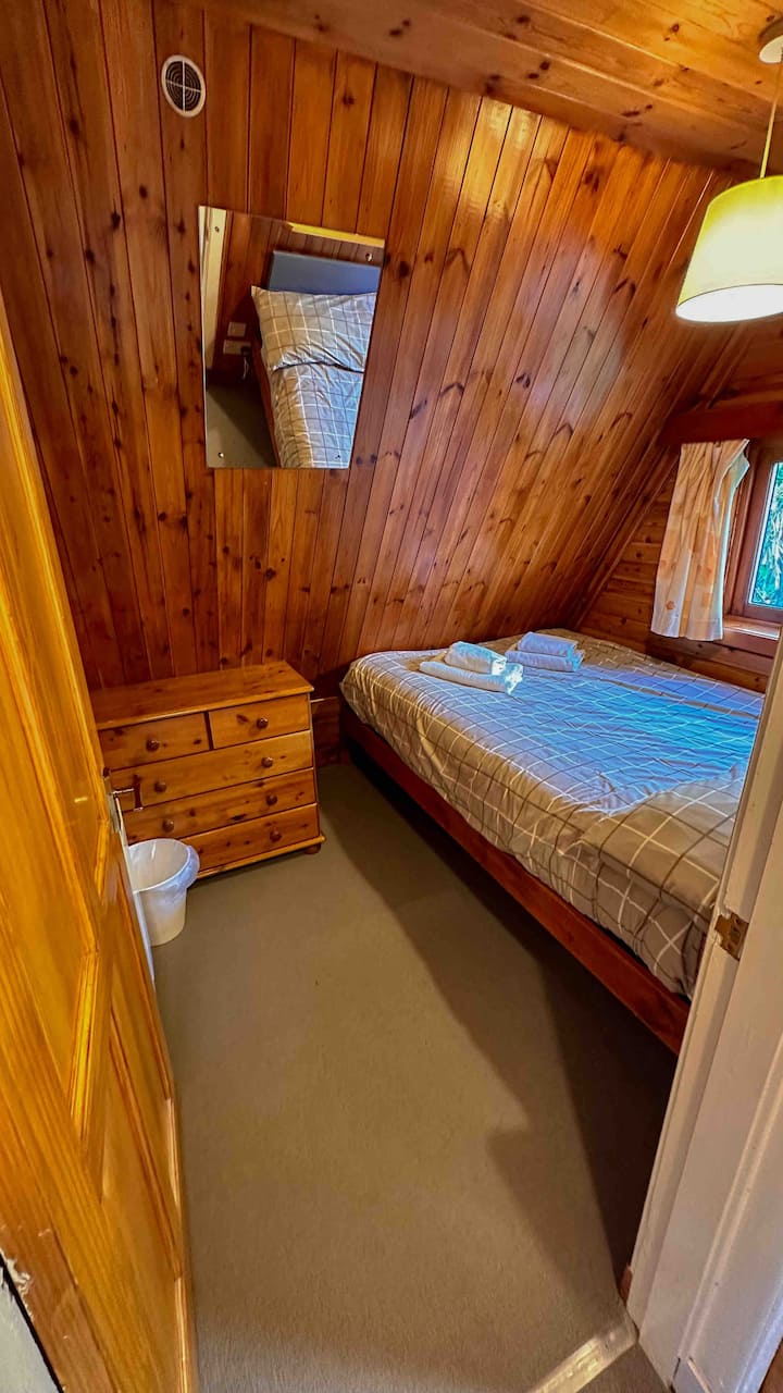 ห้องนอนคู่ชั้นล่างของ ‘Glen Coe’ Chalet
