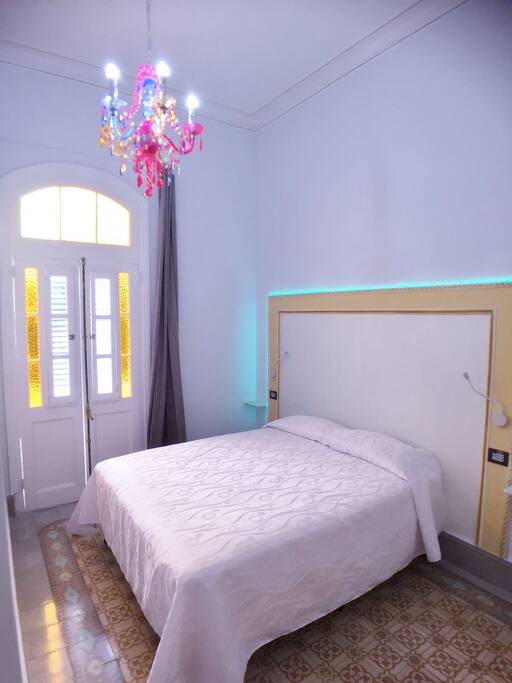 Aire acondicionado, iluminación ambiental led y lamparitas para lectura, armario con caja fuerte y frigorífico minibar.