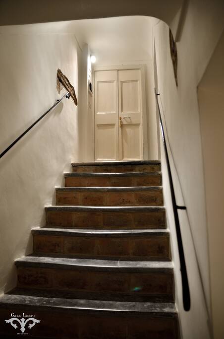 Scala in pietra lavagna, di accesso al NIDO