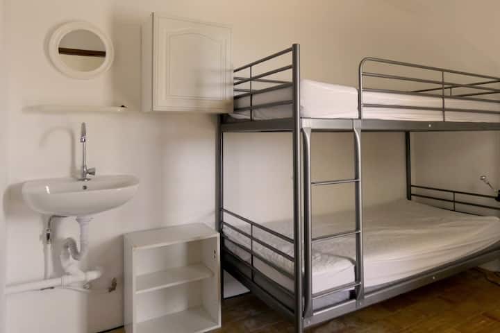 FOURTH BEDROOM: BUNK BEDS x2 (90 x200)