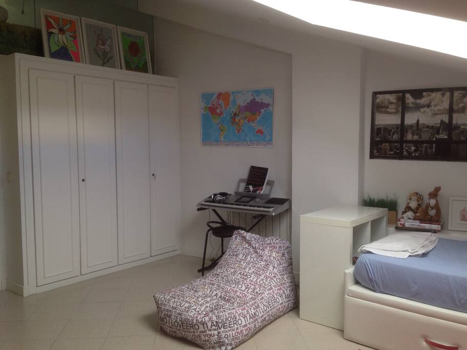 Cuarto con cama individual