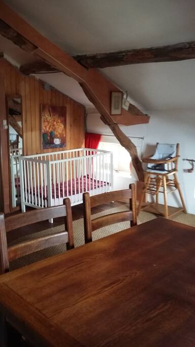 dans la chambre du haut, un coin pour bébé