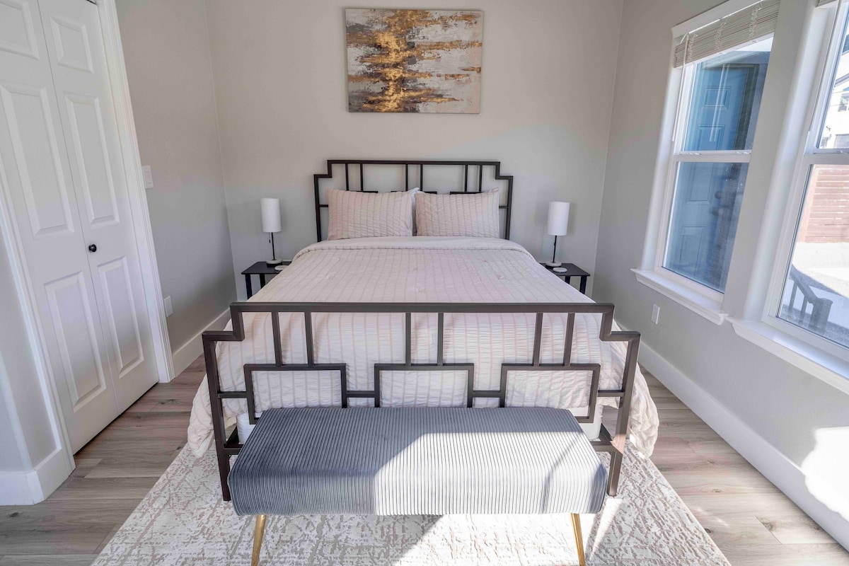 Dormitorio queen con cama tamaño queen con banco.