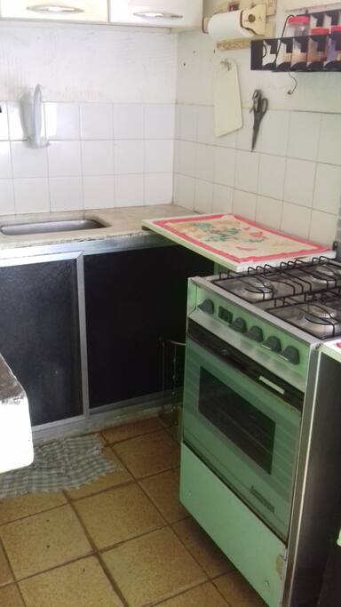 Cozinha : fogão, geladeira, bancadas, talheres, panela , prato, copo, liquidificador.