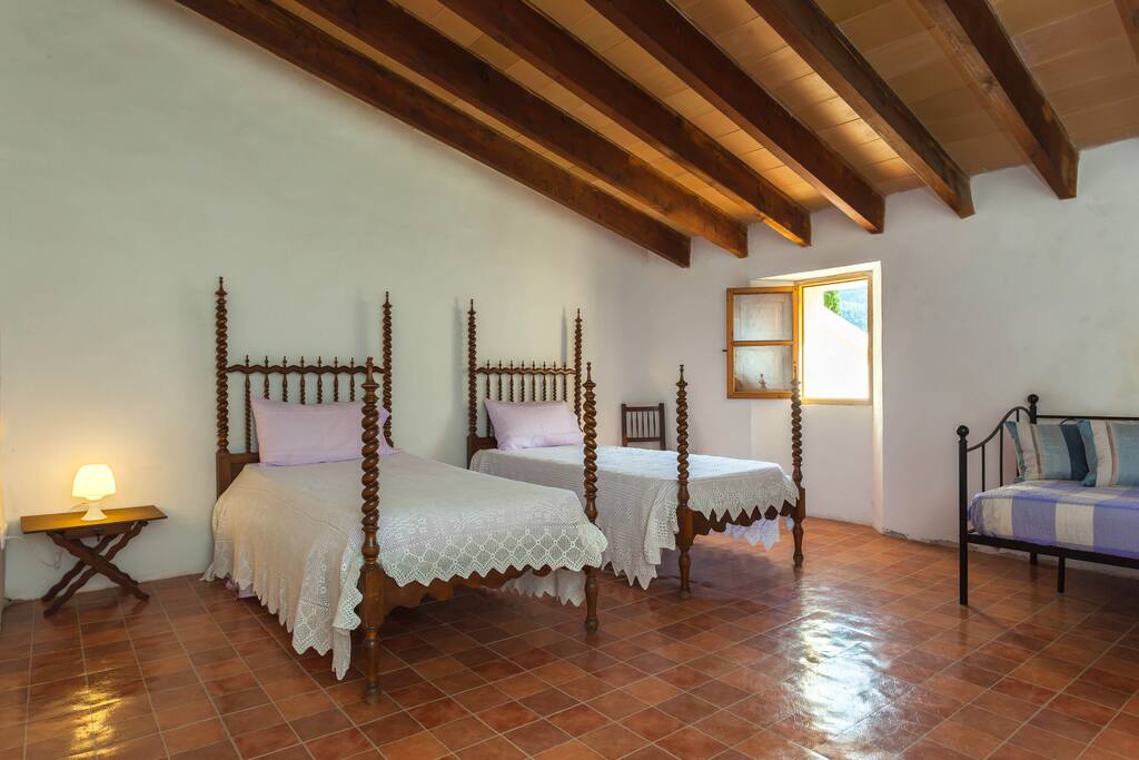 2- Bedroom 3 single beds