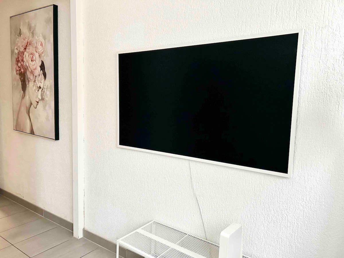 Popular Airbnb listing: CV12 Studio - Geneva center Junction Rhone in Jonction