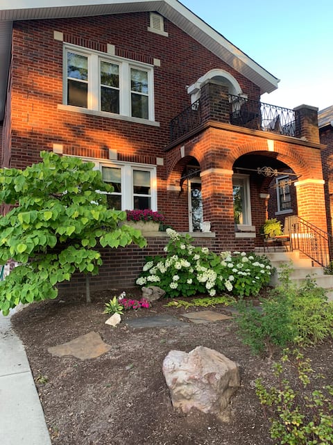 ZOO, Wash U, close to Clayton,Parking & Safe!