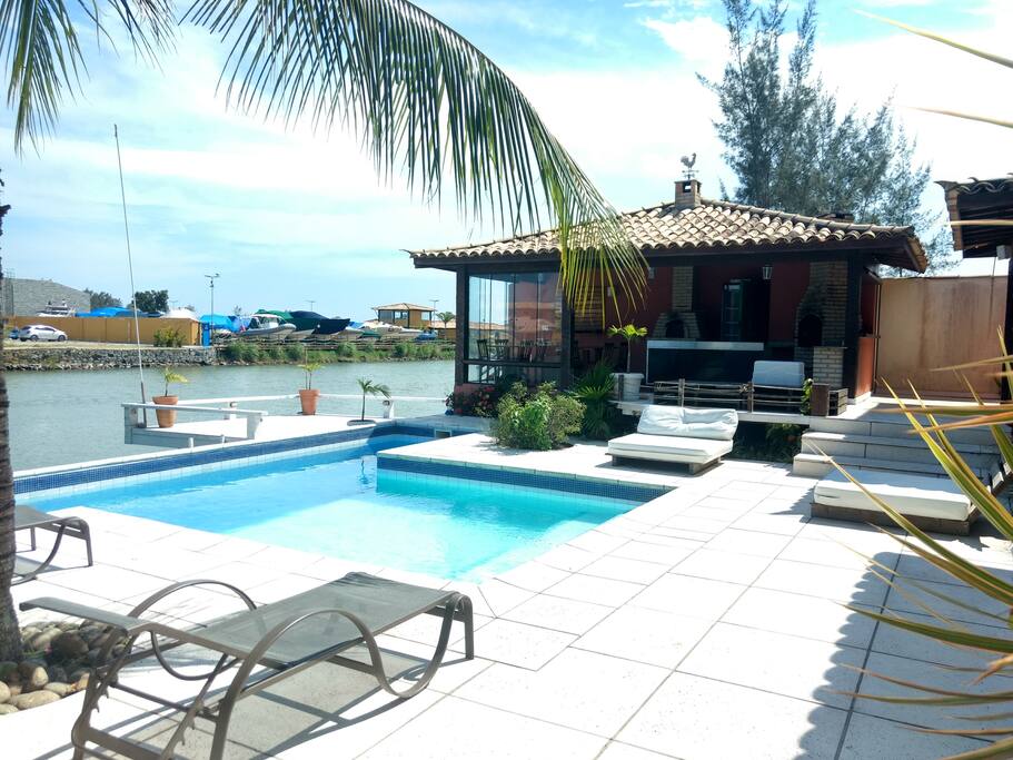 Nossa Maravilhosa piscina com borda infinita para o Canal da Marina !