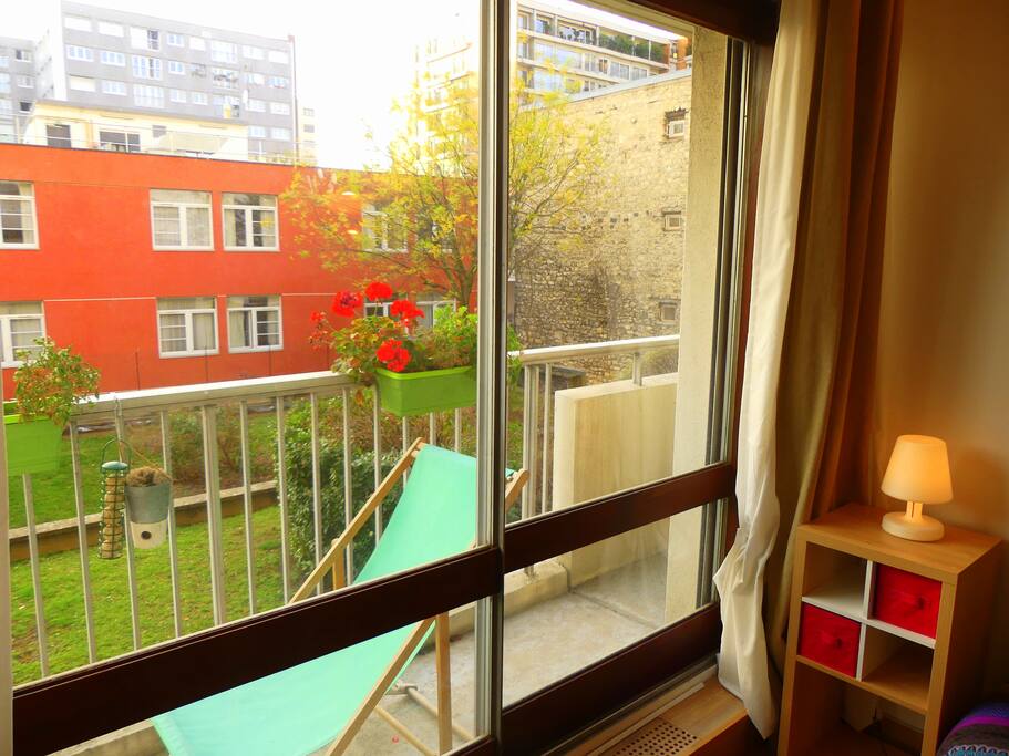 Jolie balcon fleuri avec un transat pour profiter du doux soleil parisien (orientation sud-ouest)