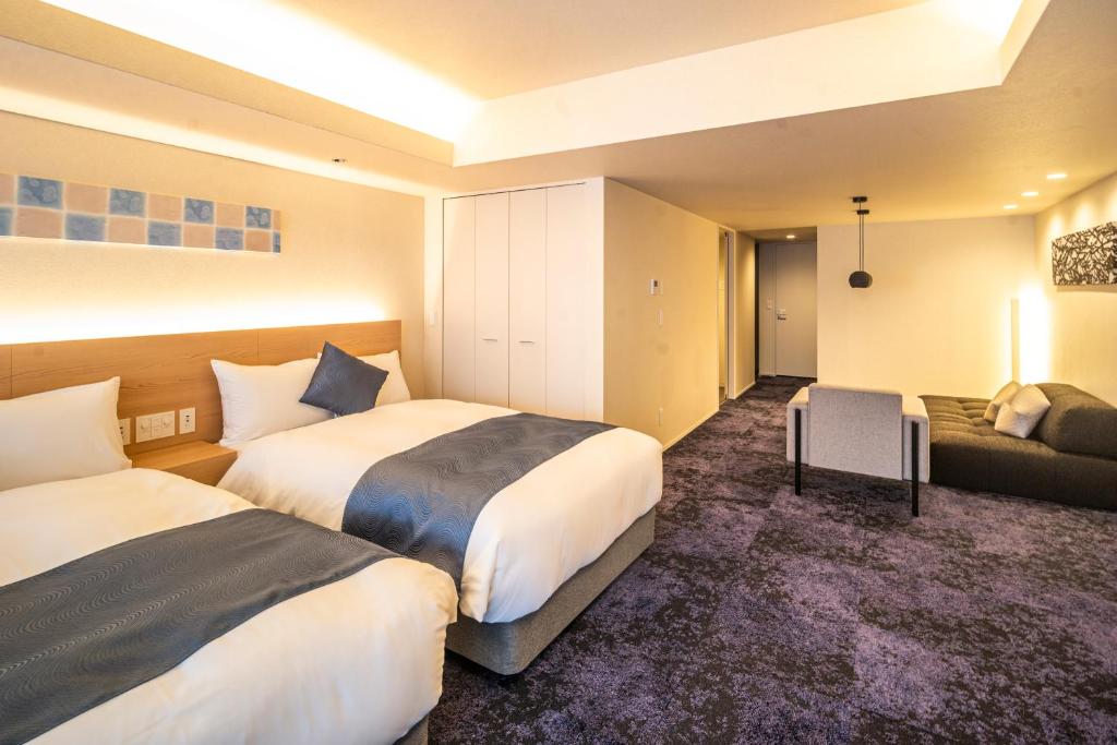 Un gran dormitorio doble de 50 pulgadas.ベッドにもなる広いソファがあり、のびのびとお過ごしいただけます。
Esta es una habitación doble espaciosa de 50 metros cuadrados. Hay un sofá grande que también se puede utilizar como cama, lo que te permite relajarte y disfrutar de tu estancia.