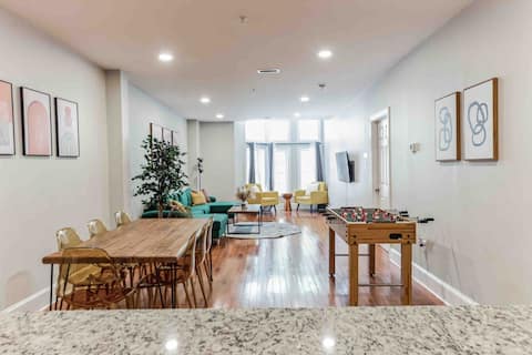 BRAND NEW 4/4 Center City w/Roof PATIO Sleeps 20