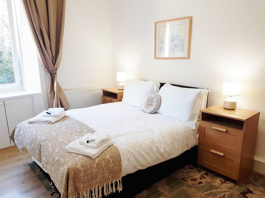 King Size Bedroom with en-suite Bathroom/ Shower