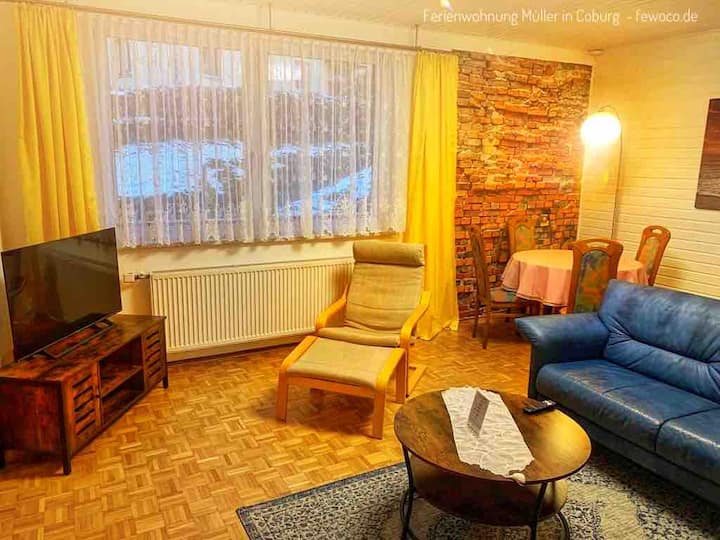 Großes Wohnzimmer im Parterre - Ferienwohnung Müller in Coburg