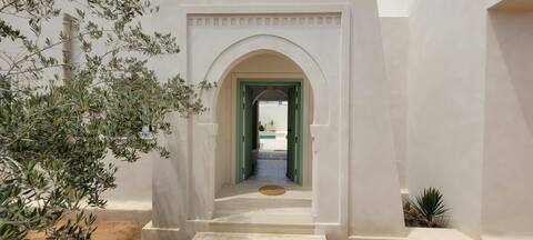 Beautiful new villa with private pool, center