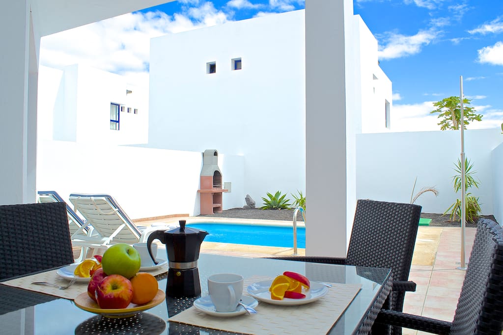 Patio con mobiliario exterior y BBQ