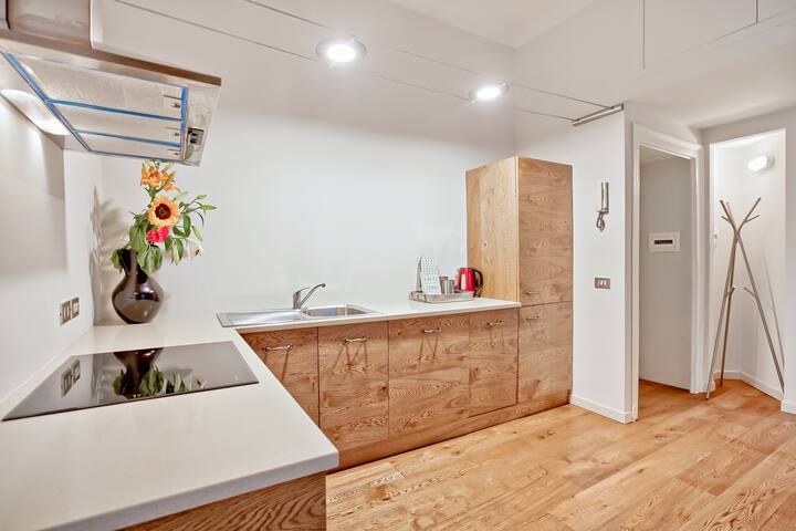 Elegant penthouse with terrace! WIFI, A/C! gallery image 5