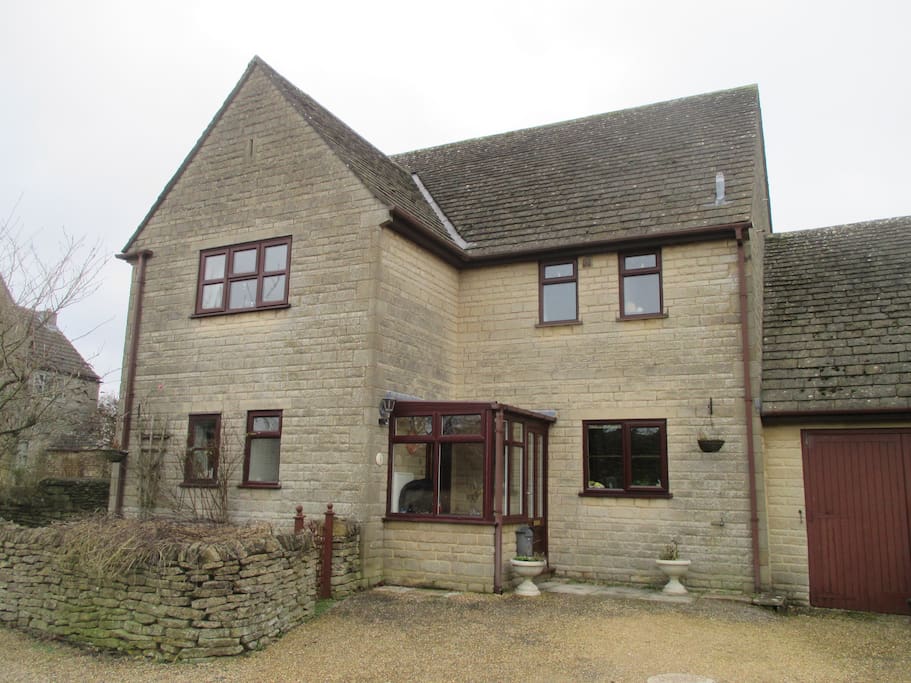 Detached village house in Cotswolds with parking at front