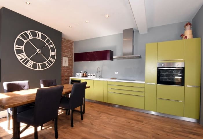 Spacious Seaside Home, Sleeps 8, Dog friendly