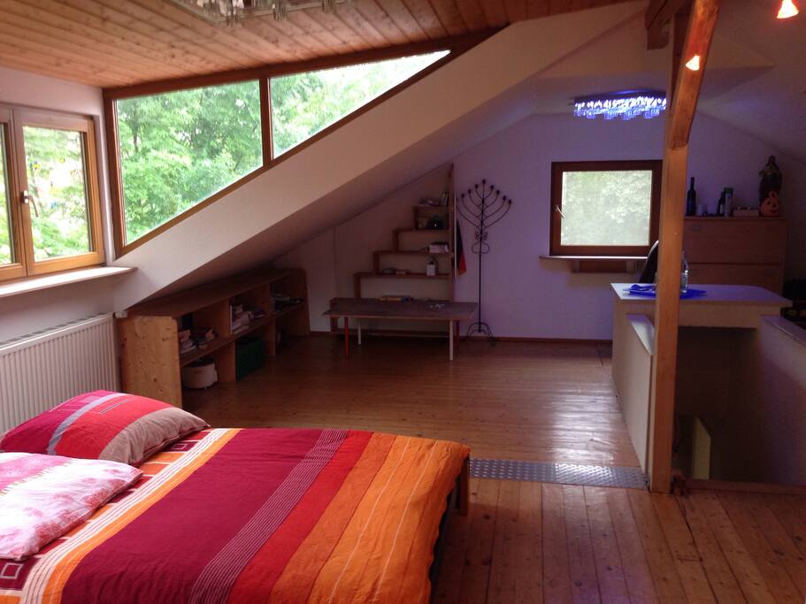 Grosses Schlafzimmer mit Dielenboden aus Holz.